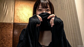 Người phụ nữ lớn tuổi thanh lịch và sạch sẽ nhất trong phòng kín. *Đánh giá chưa được giải quyết / Kiểm tra đường âm.