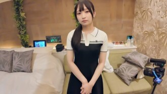 투명감 발군의 19세, 그 외모와는 반대로 어색하고 질내도 기분 좋다