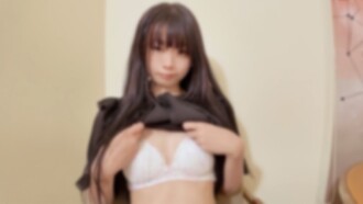 [990 pontos até 07/10] [Primeira sessão] Especialista em beleza de 19 anos. Corpo pequeno e sensível, ela é tímida diante das câmeras, mas convulsiona de prazer. Uma grande quantidade de sêmen penetra profundamente na vagina, dentro de sua boceta suculenta.
