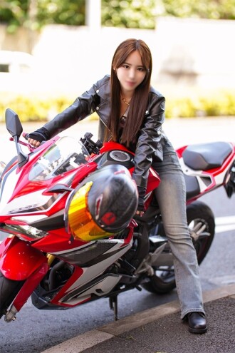 [Preço limitado] Uma linda mulher com um corpo incrível e uma motocicleta como parceira. Essa mulher descolada e direta perde a cabeça enquanto goza sem parar durante o sexo selvagem!