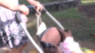 一位身材丰满的单亲妈妈带著她的孩子来到拍摄地点，在婴儿车旁发生了一起禁忌的、道德败坏的无保护性行为。