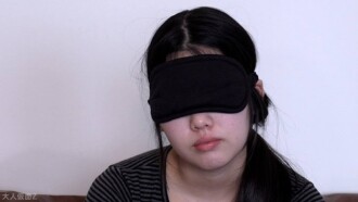 我和Mugi（19歲）一年後重逢。這段時間裡，她交了個和我同年紀的男友，所以我用我中年人的唾液和精液在她身上留下了印記。我吻了她，讓她吞下我的唾液，把精液灌滿她的陰道，然後像ATM機一樣插入她的肛門。