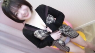 剛畢業的大一新生**。她的夢想是成為一名小學老師。她擁有天使般的笑容、白皙的皮膚和豐滿的胸部，這位甜美純真的美女熱愛性愛，但在這段令人震驚的視頻中，她未經世事的身體卻被邪惡的成年人肆意玩弄。