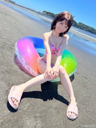 Lorsqu'une étudiante (20 ans) à la peau mince et « innocente » nage en maillot de bain, elle est exposée à une énorme quantité de poils pubiens.