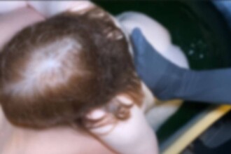 *首次下单享20折优惠，截止至16号* [真容曝光] 这位拥有傲人K罩杯的丰满少妇，在3P游戏中被多人玩弄，她真的是性爱爱好者吗？她高潮迭起，喷水不止