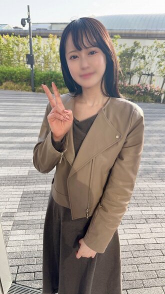 8月11日前五折优惠！ ！与一位皮肤白皙、容貌姣好的女同事约会，随后拍摄一段激情四射的性爱视频♡ 她剃光的阴部被巨大的阴茎猛烈抽插，她张开双腿，毫不顾忌地上下摆动，即使在窗边也不例外！