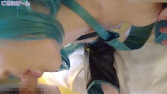 Cô nàng cosplay Miku đó đã trở lại với phiên bản được làm lại! Phần 2 của bộ trang phục Miku gợi cảm!
