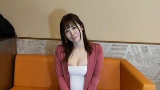 [Cumshot♡] สาวออฟฟิศผมดำหน้าอกใหญ่ไซส์ G ที่เพิ่งถูกเลือกมาใหม่ ทำท่าชูสองนิ้วขณะกำลังทำออรัลเซ็กส์♪ เธอร้องเสียงแหลมด้วยความเจ็บปวดขณะที่อวัยวะเพศของนักแสดงชายถูกสอดใส่เข้าไปในตัวเธอ♡ การหลั่งน้ำอสุจ...