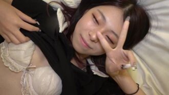 [จนถึง 15/9 1281pt] หญิงสาวอายุ 19 ปี สูง 162 ซม. หนัก 42 กก. พนักงานร้านขายโทรศัพท์มือถือหน้าตาน่ารัก เธอเชื่อฟังและดูดอวัยวะเพศชายเปลือยเปล่าของชายชราคนหนึ่ง มีการหลั่งอสุจิภายใน...