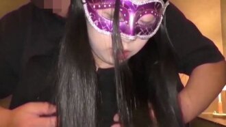 [Séance photo privée] Une femme au foyer à la sexualité débridée et au corps voluptueux qu'elle ne parvient pas à maîtriser. Son corps, qui fêtera bientôt ses 30 ans, désire ardemm...