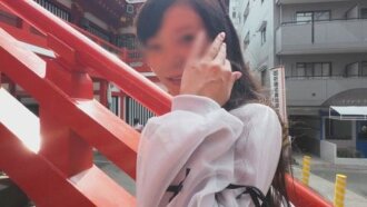 【私密拍摄，户外性爱】<顺从的出轨妻子> “什么？！我们要在这里做吗？”在城市角落进行情色行为！在人来人往的地方进行口交和性爱！超兴奋，在饭店射精！