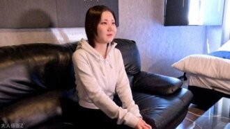 Shino (19 ans), une amatrice de la campagne, est filmée pour la troisième fois. Cette vidéo, filmée sous un angle différent, la montre pénétrée, masturbée avec un vibromasseur, et...