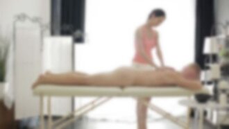 [Tanpa Penapisan] Seorang wanita matang yang cantik, langsing, dan berdada besar dengan rambut hitam sedang mengurut seorang lelaki di spa lelaki apabila dia teruja dengan zakarnya...