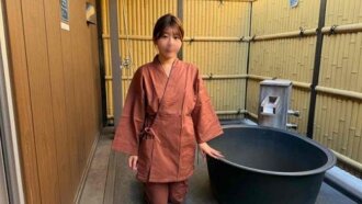[Không] Một cô hầu gái tại một ryokan (nhà trọ Nhật Bản). Một người đẹp có làn da trắng, dáng người mảnh mai và thanh lịch. Một người phụ nữ đầy dục vọng với thân hình tuyệt vời, c...