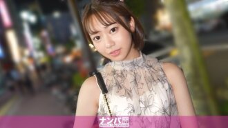 "Một cô gái dễ thương và gợi cảm với vòng một tuyệt đẹp xuất hiện. Thân hình quyến rũ của cô ấy sẽ khiến bạn muốn quan hệ tình dục và bỏ bê việc sử dụng bao cao su. Và cô ấy có núm...