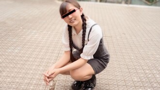 一個戴著紅色眼鏡、對豐臀有興趣的女孩
