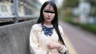 Einem Mädchen in Uniform im Zug einen Streich spielen Yamashita Moeka