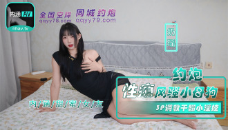 3Pトレーニングセッションでセックス中毒のコケティッシュな雌犬と結びついて、その小さな女とセックスする