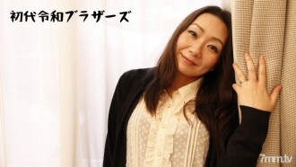 คู่ผู้ใหญ่กับครอบครัวเพลิดเพลินกับเรื่องวันหยุด