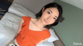 【第一枪】【小脸美人】【作弊SEX】在花店工作的招牌女郎。婚前背叛不道德的性行为。超乎想像的傻逼... 网上AV应用→AV体验拍摄1052