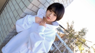 [Ternyata mesum dengan wajah imut? ] Hanya mengenakan hoodie longgar dan tidak mengenakan celana atau rok (celana dalam segera setelah Anda membuka hoodie) Seorang gadis kuat yang datang ke syuting AV seperti flasher. Aplikasi AV di internet → Pemotretan pengalaman AV 1982