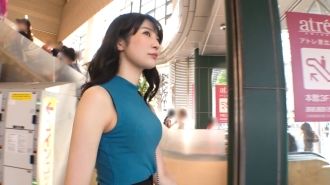 무심코 두번 봐 버릴 정도의 날씬한 미인 OL! 「백으로 비난받고 싶다」라고 말하는 드M언니는 조금 접한 것만으로 깜짝 반응 버려...