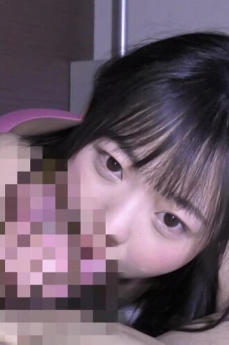 一個外表平平、綁著雙馬尾的女孩搖晃著她小小的乳房，拼命地做愛。