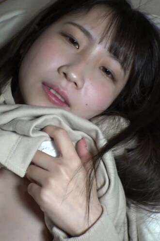 一個皮膚白皙的高中女生會用口交來安撫你。