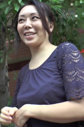 震动器让她湿润，分泌出爱液。一位身材丰满、成熟性感的女人，很容易被唤起性欲！