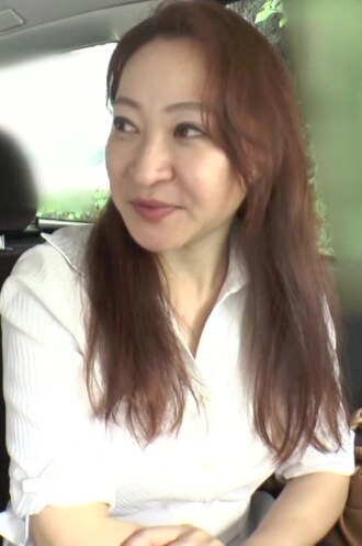 猛烈地插入已婚婦女濃密的陰毛！